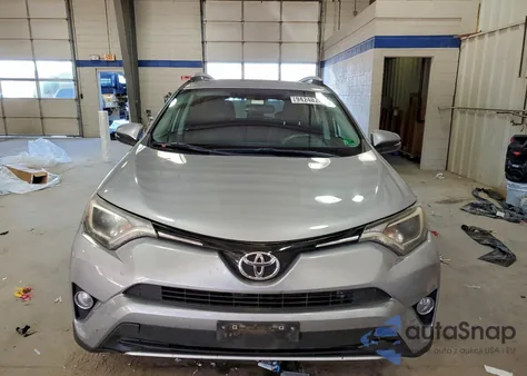 2016 Toyota Rav4 Xle z USA, uszkodzony, nr VIN 2T3RFREV6GW499102